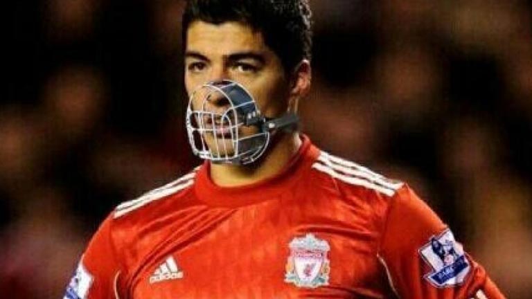 Luis Suarez signo Acuario mordiendo a jugadores